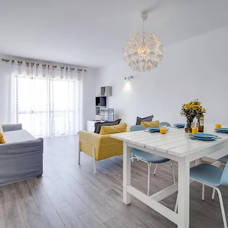2bd Pool Balcony Wifi Ac Parking 250m
